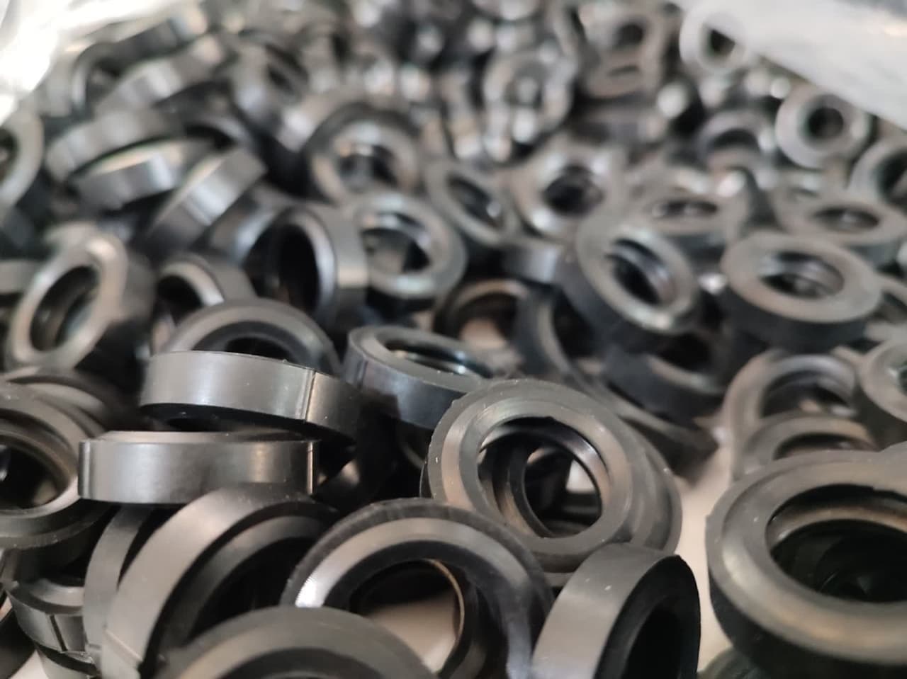 راهنمای کامل تولید اورینگ: فرآیندها، مواد و کاربردها